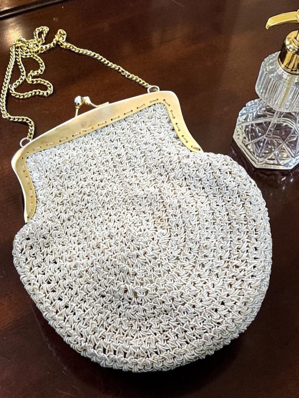 Vtg 1950s Cream Crochet Italian Scallop Evening Bag Serpentine Chain Kiss Lock